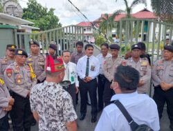 Datangi PT Palangka Raya, Puluhan Massa Tuntut H Imron Dibebaskan Datangi PT Palangka Raya, Puluhan Massa Tuntut H Imron Dibebaskan