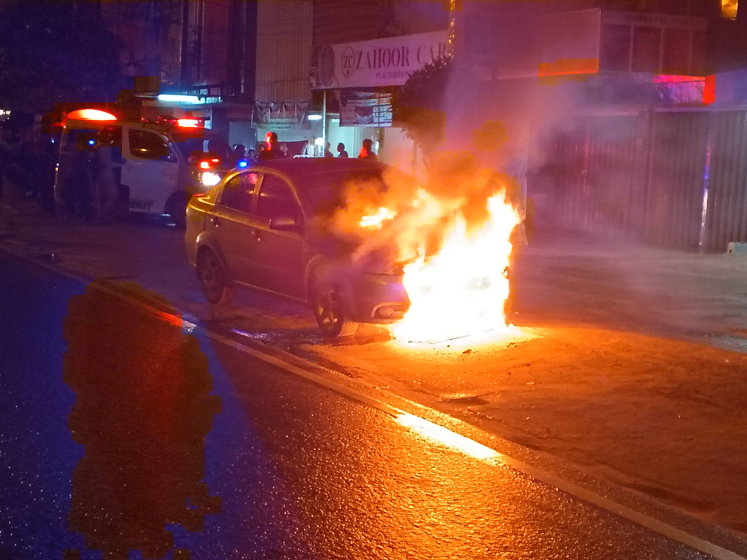 Sedan Chevrolet Terbakar di Jalan A Yani