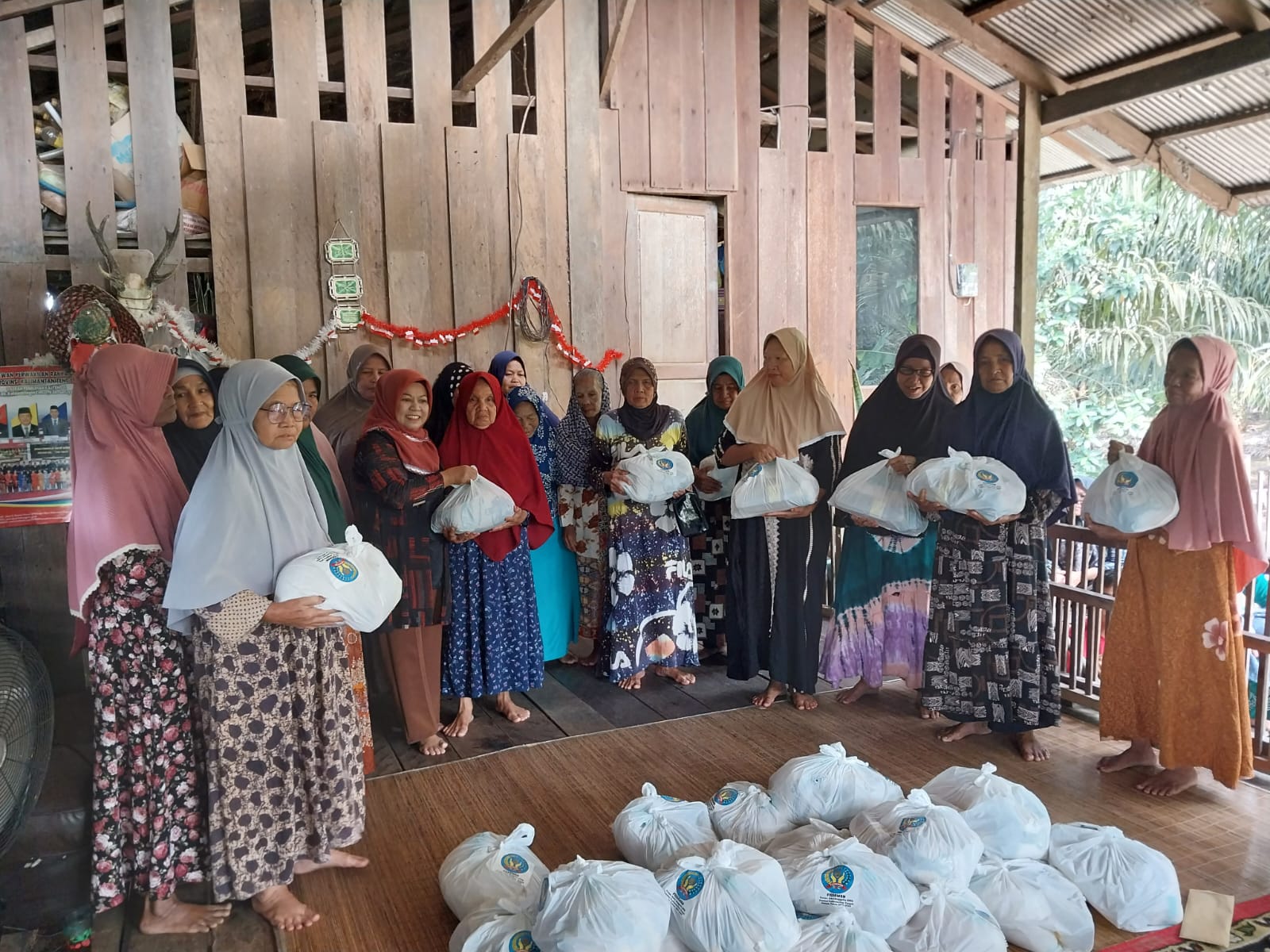 Fisdawan DPRD Kalteng Salurkan 1.000 Paket Sembako