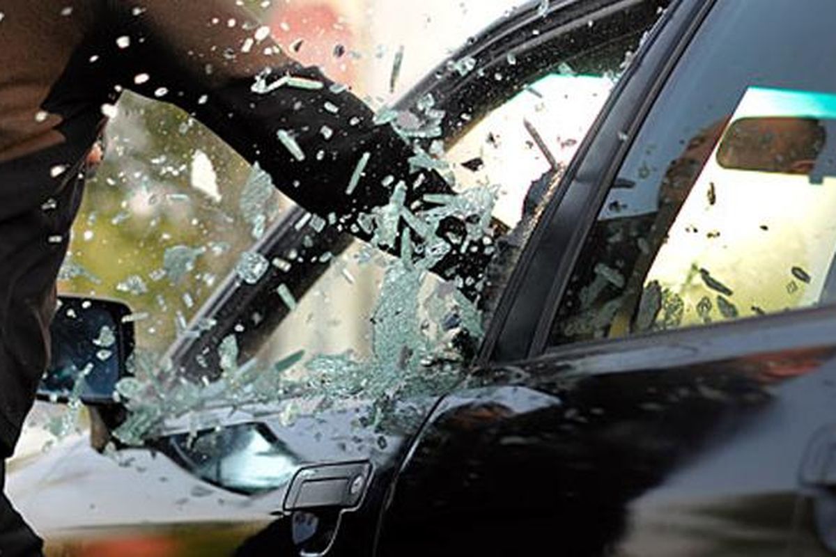 Pecah Kaca Mobil, Rp300 Juta Raib