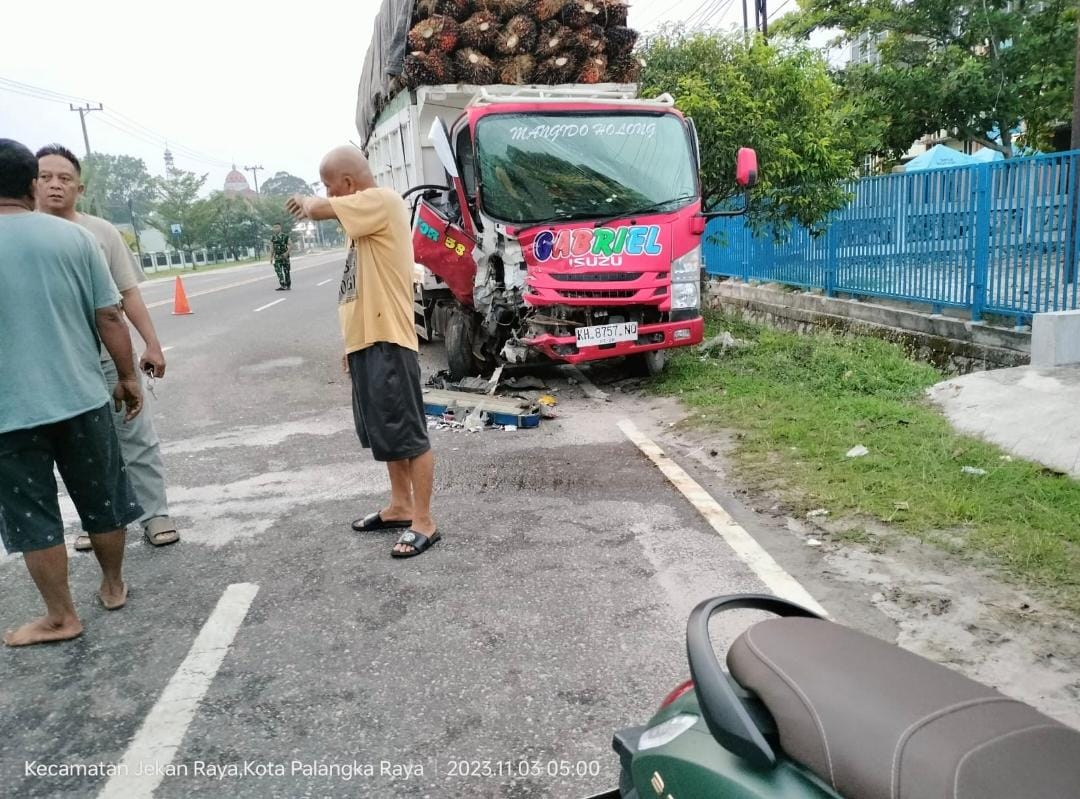 Mobdin Polresta Hantam Truk Sawit Parkir Mobdin Polresta Hantam Truk Sawit Parkir