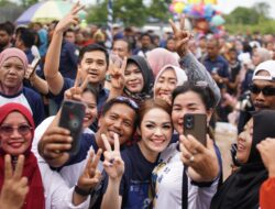 Andina dan Asdy Narang Sapa Warga Karanggan