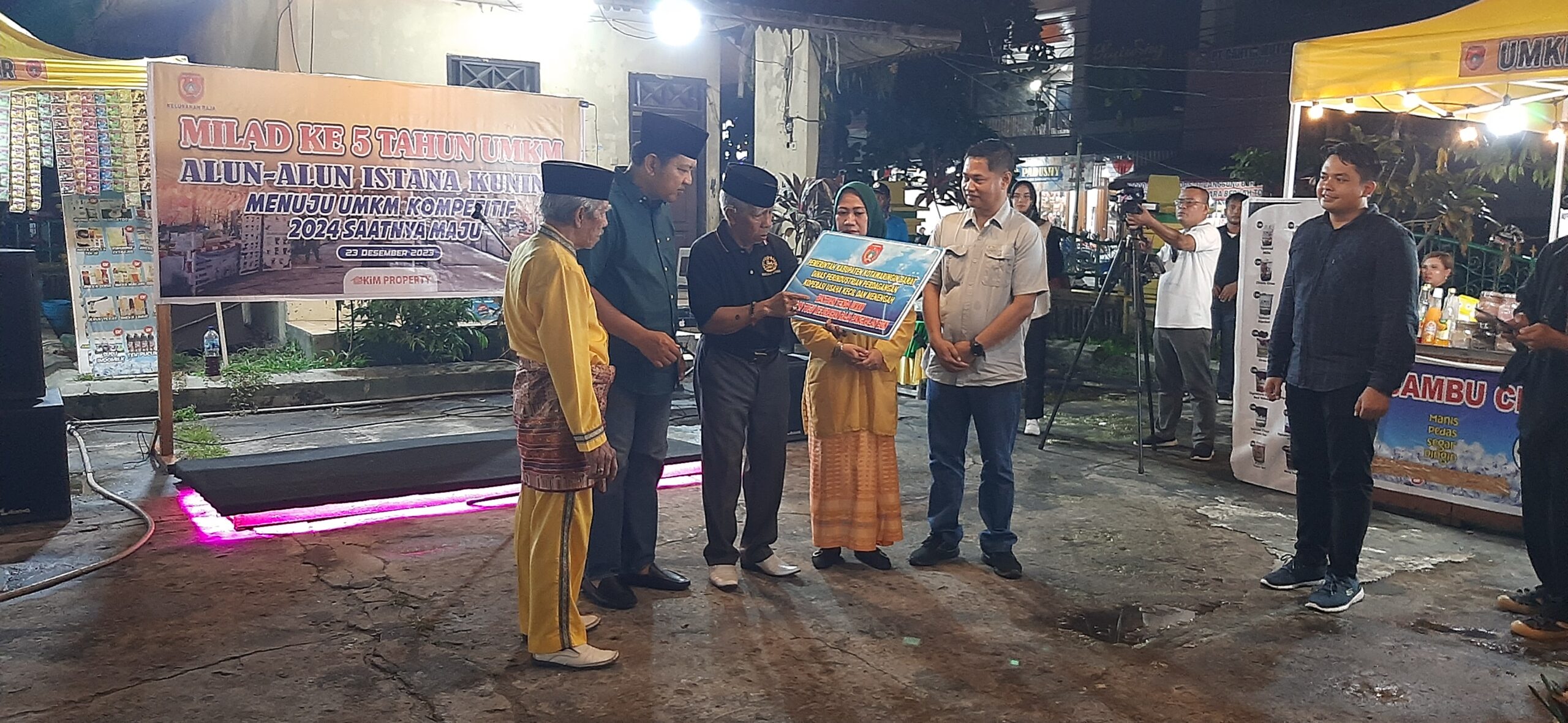 HADIAH TERINDAH MILAD KE-5 -34 Pelapak Alun-Alun Istana Kuning Terima Bantuan Tenda 