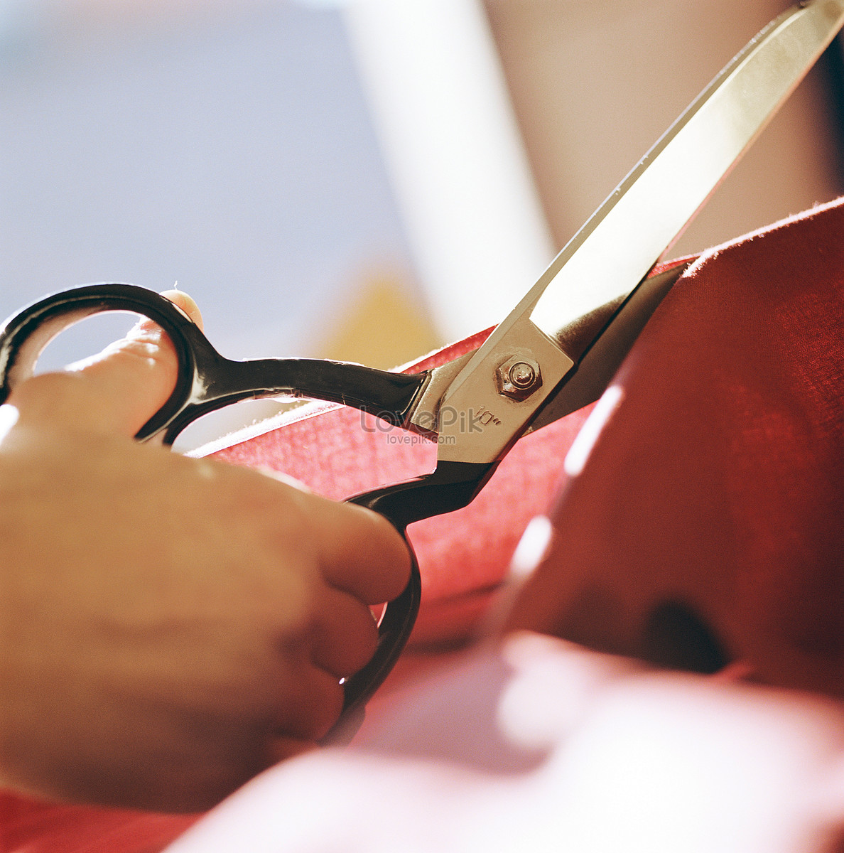 Tak Diantar Pulang, Kesal, Dewi Gunting Baju