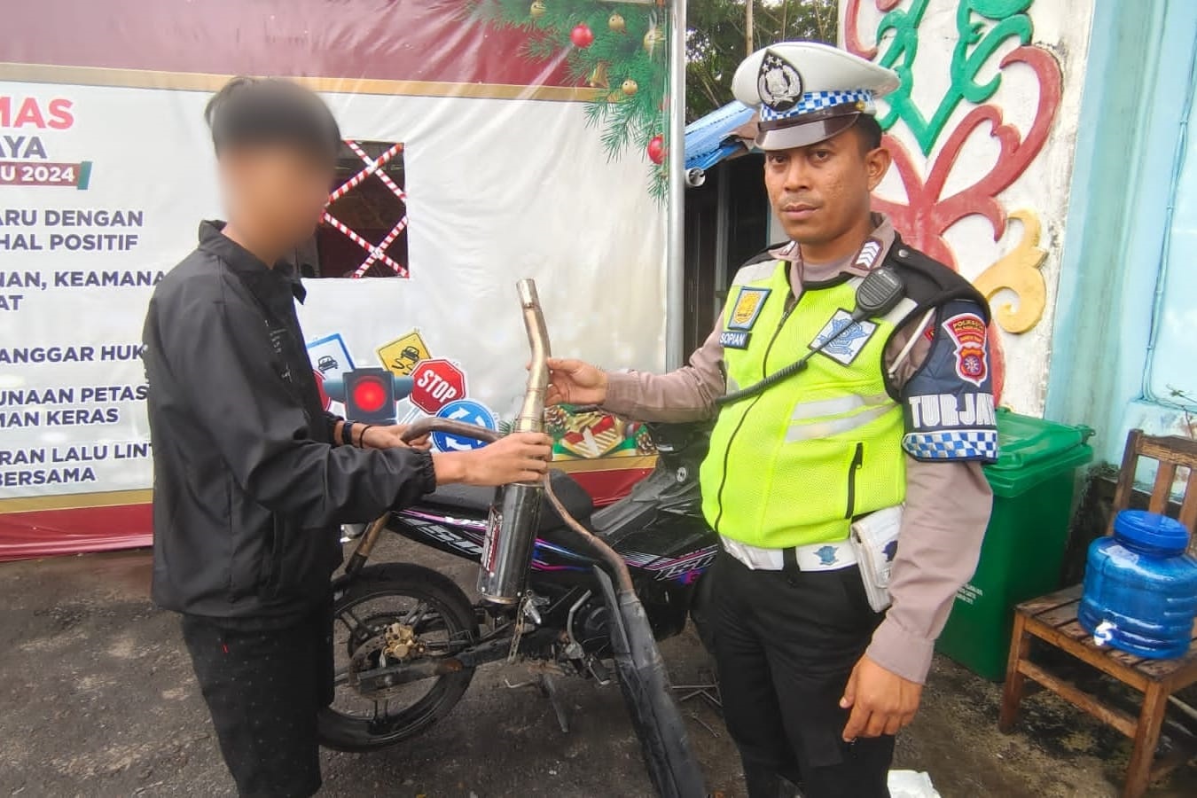 Terjaring Patroli, Pengendara Motor Harus Lepas Knalpot Brong