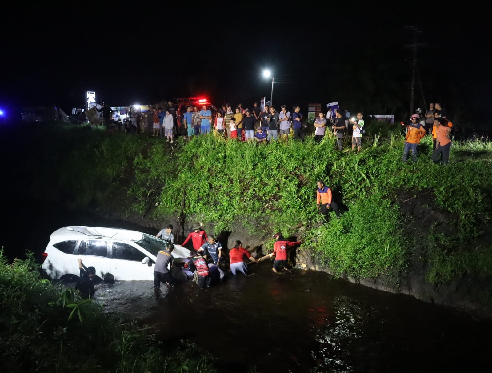 Salah Injak Pedal Gas, Mobil Calya Masuk Parit 