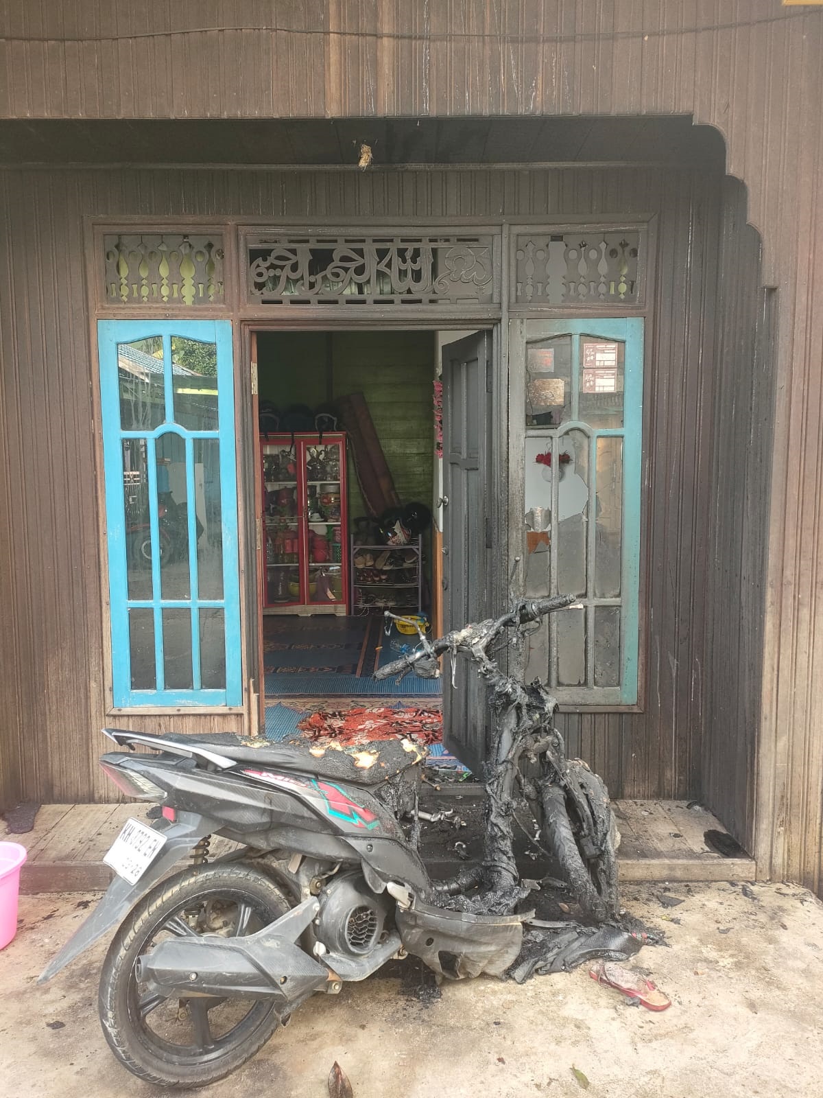 Rumah dan Motor Keluarga Sekdes Lemo l Dibakar OTK
