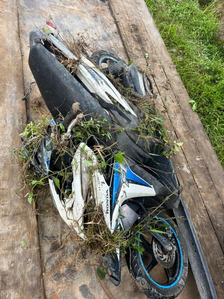 Saling Salip, Pengendara Vario Terseret Mobil hingga Tewas