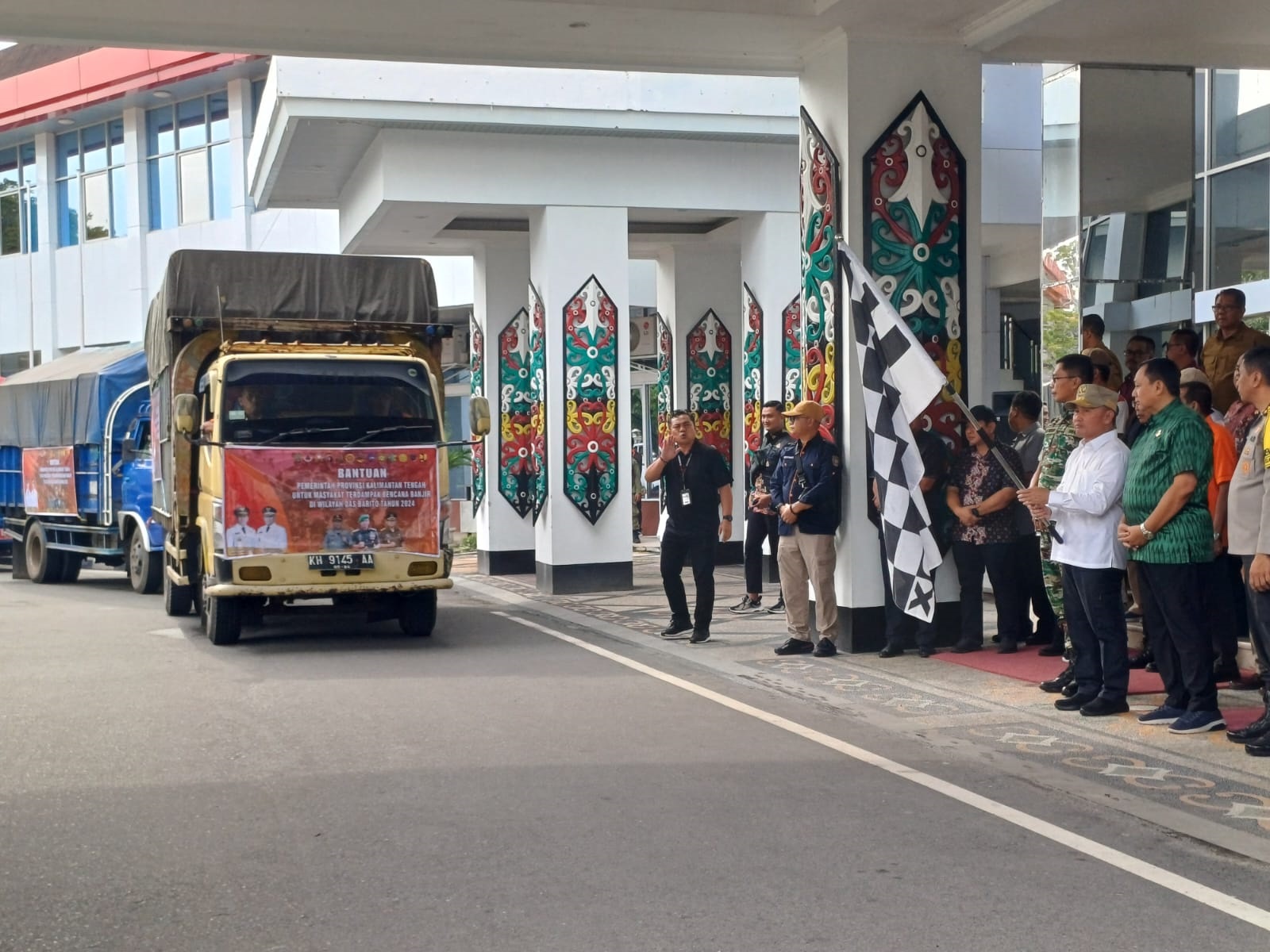 Pemprov Salurkan 100 Ribu Paket Sembako dan Kirim Nakes