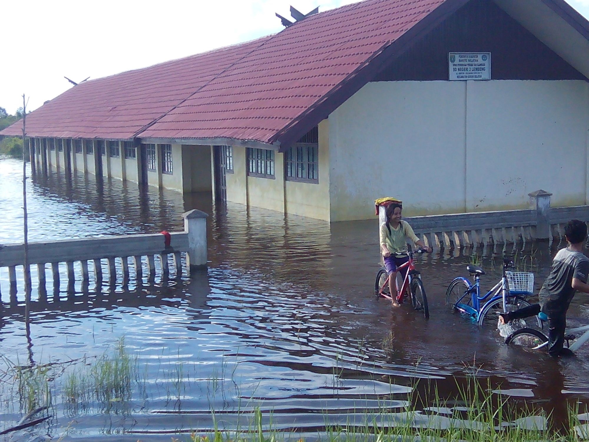 Sekolah Terendam, Siswa Barsel Belajar di Rumah