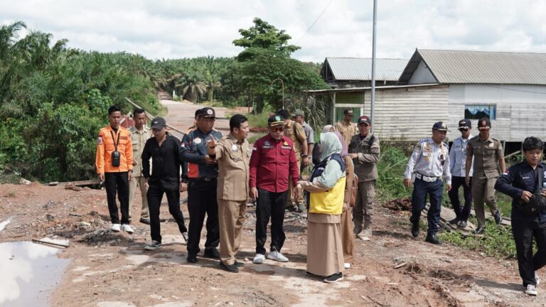 TERDAMPAK BANJIR -Pemkab Sukamara Gerak Cepat Perbaiki Infrastruktur TERDAMPAK BANJIR -Pemkab Sukamara Gerak Cepat Perbaiki Infrastruktur