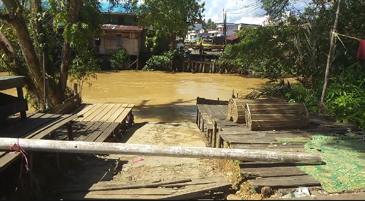 Jembatan Peninggalan Belanda Hanyut Diterjang Banjir