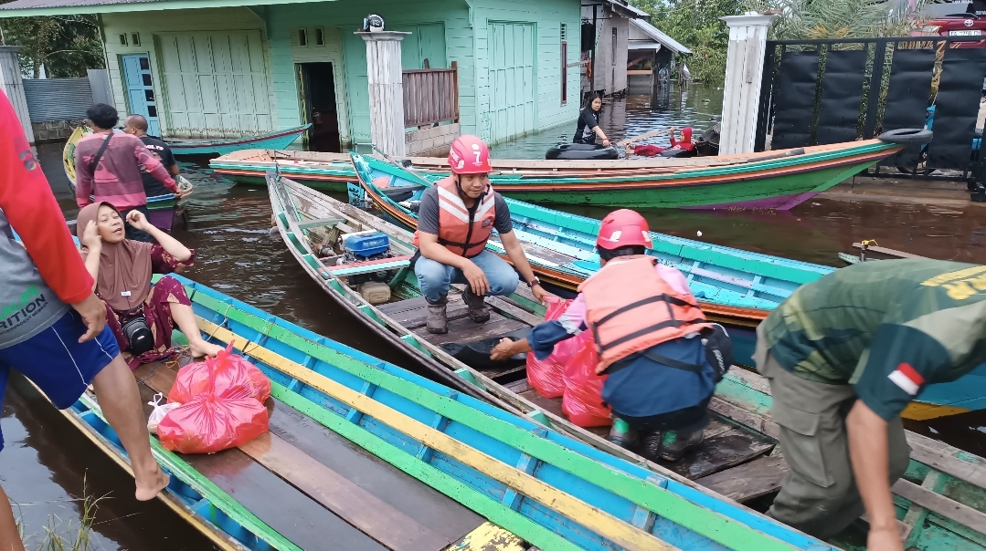 PT IMK Cepat Tanggap Salurkan Bantuan Kepada Warga Mura Terdampak Banjir