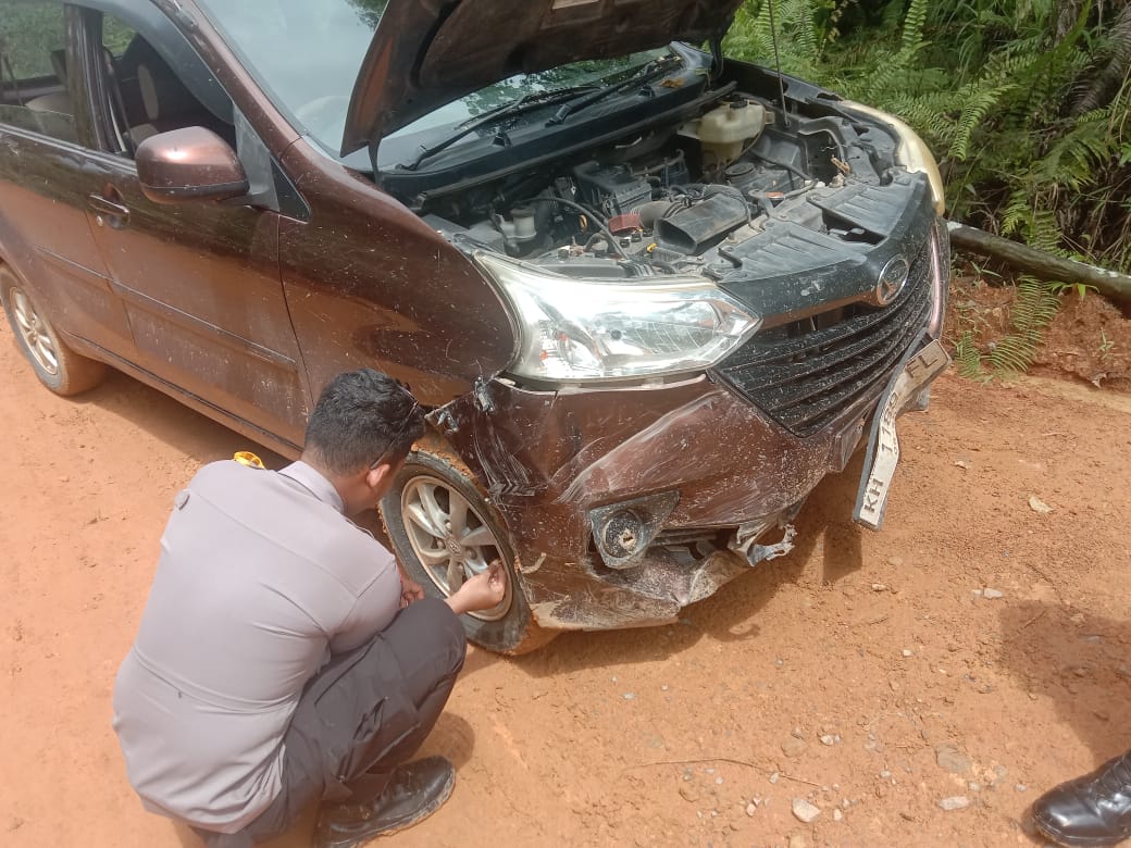 Jalan Rusak, Mobil Pengawal Logistik Masuk Parit