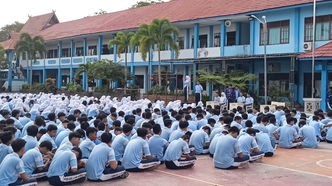 DIRGA ANGGARA dan NAYSA FEBRIANTY Ketua dan Wakil Ketua OSIS SMA N 1 Sampit 2024