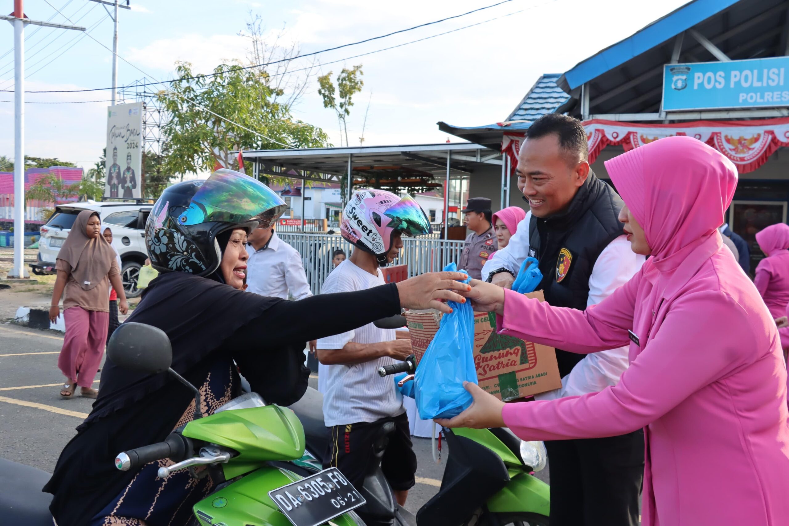 Satreskrim Polres Barsel Bagikan 300 Takjil Gratis