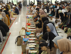 Masjid Raya Darussalam Sediakan 1.000 Porsi Makanan Buka Puasa Masjid Raya Darussalam Sediakan 1.000 Porsi Makanan Buka Puasa