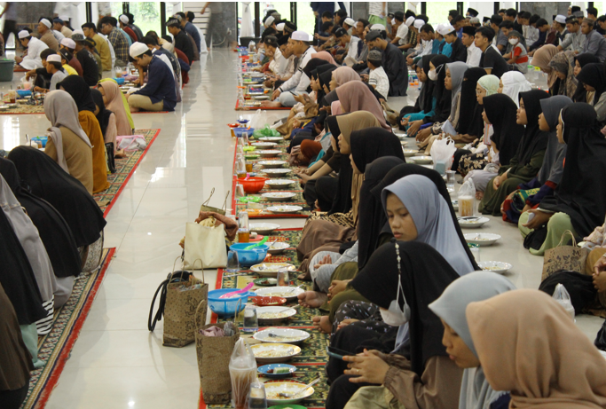 Masjid Raya Darussalam Sediakan 1.000 Porsi Makanan Buka Puasa