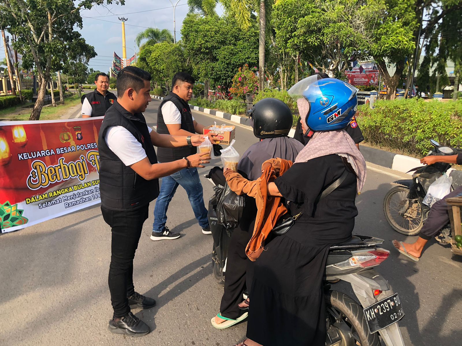 Peduli Warga Yang Berpuasa, Satreskrim Kapuas Bagikan Takzil Ramadan