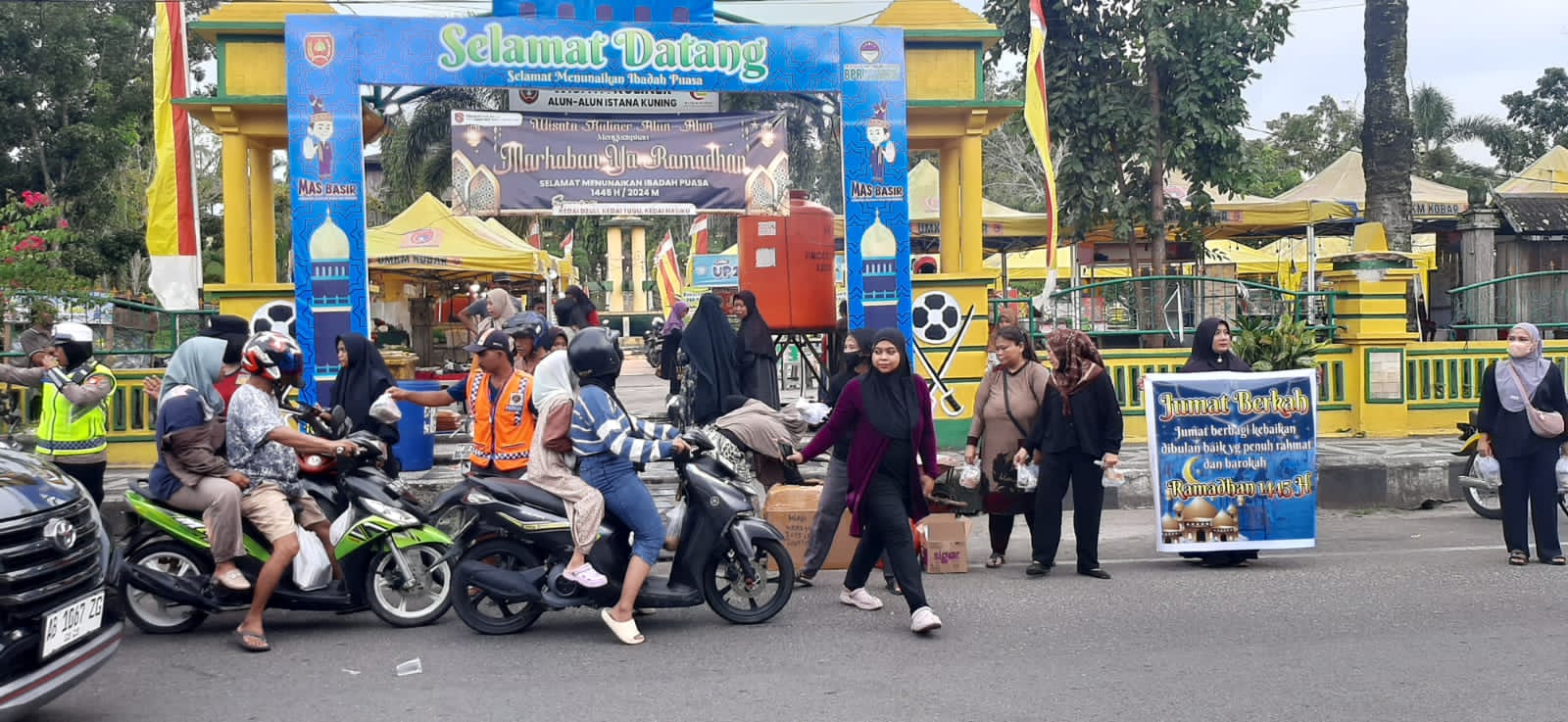 Pelaku UMKM Alun Alun Istana Kuning Bagikan 450 Paket Takjil