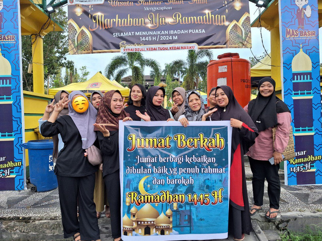 Pelaku UMKM Alun Alun Istana Kuning Bagikan 450 Paket Takjil