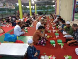 Ratusan Warga Bukber di Masjid At Ta’awun Kasongan Ratusan Warga Bukber di Masjid At Ta’awun Kasongan