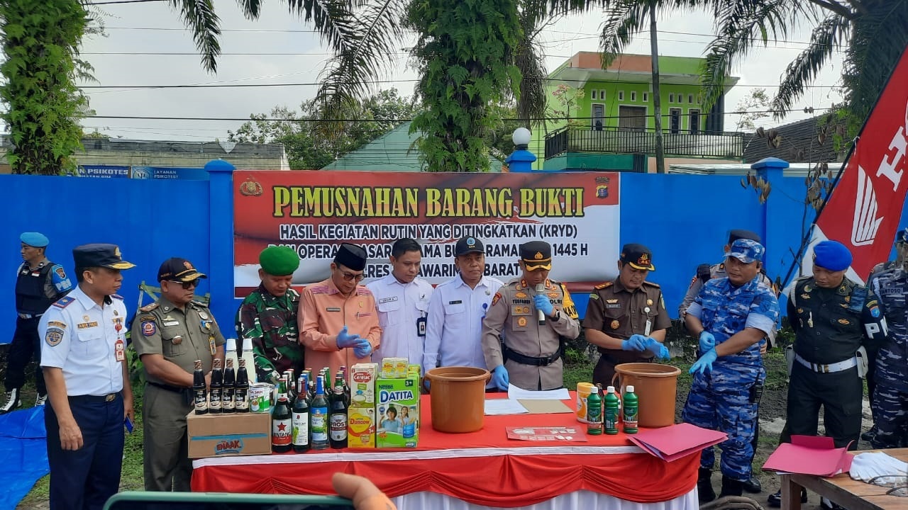 Polres Kobar Musnahkan Makanan Kedaluwarsa, Miras dan Sabu
