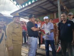 Warga Korban Kebakaran Desa Pulau Mambulau Kembali Terima Bantuan dari Pj Bupati dan Kepala OPD Kapuas 