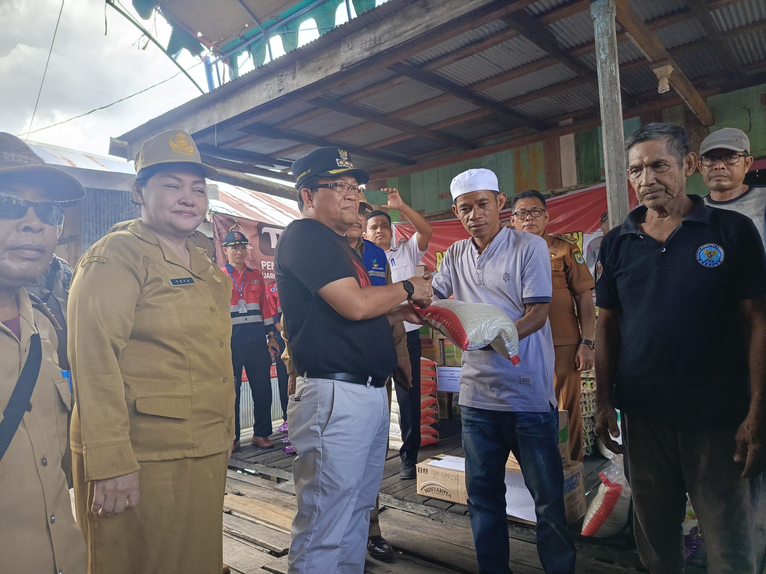 Warga Korban Kebakaran Desa Pulau Mambulau Kembali Terima Bantuan dari Pj Bupati dan Kepala OPD Kapuas 