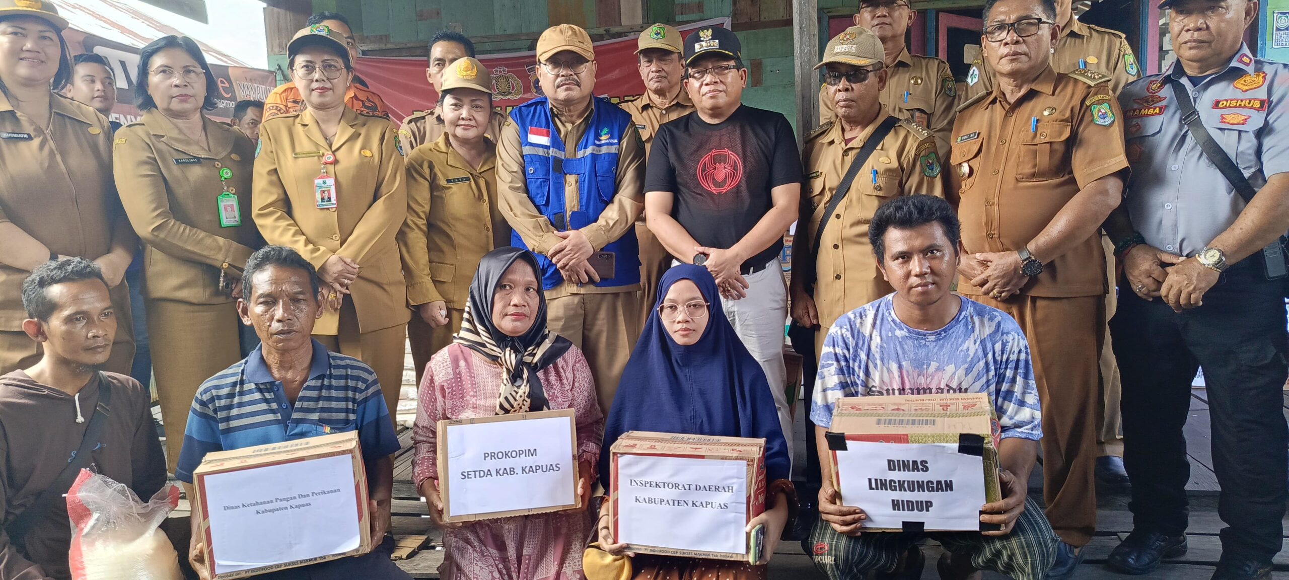 Warga Korban Kebakaran Desa Pulau Mambulau Kembali Terima Bantuan dari Pj Bupati dan Kepala OPD Kapuas 