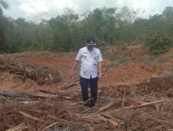 Putus, Warga Kotim Bangun Jalan Berbayar