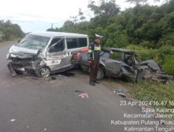 Daihatsu Hantam Sedan, 1 Tewas Daihatsu Hantam Sedan, 1 Tewas