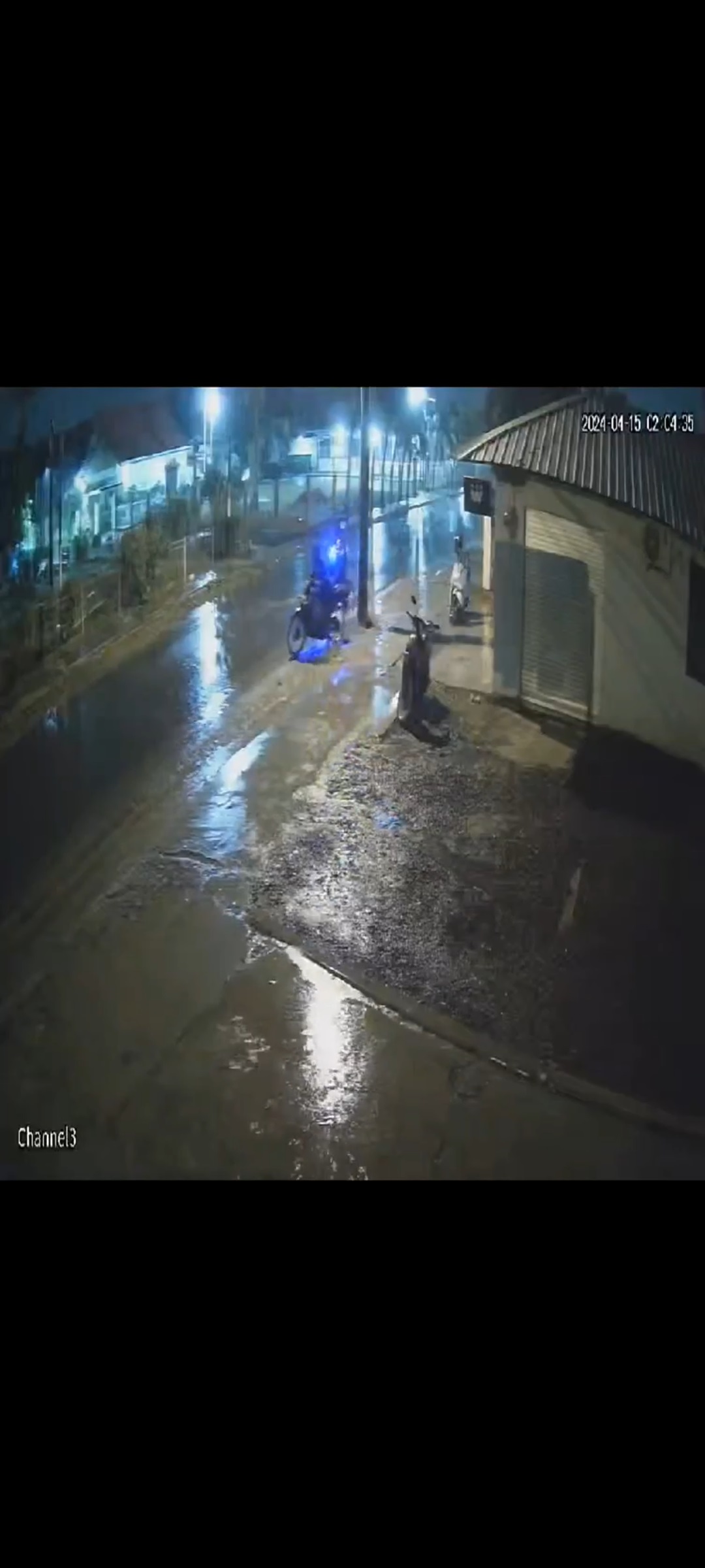 AKSI TEREKAM CCTV-Motor Karyawan Café Dicuri Maling