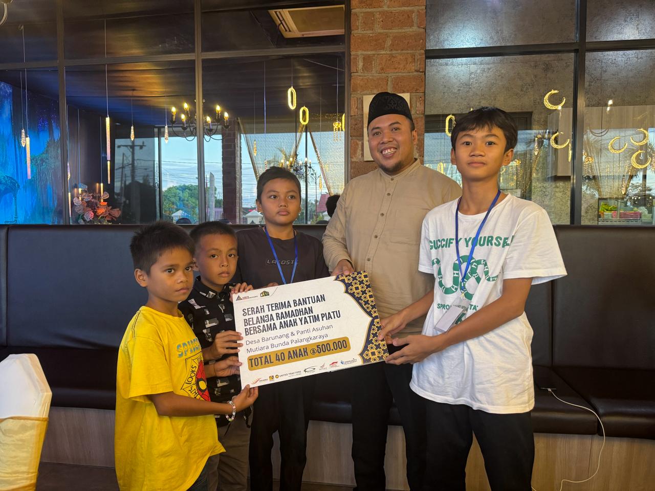 Asmin Bara Bronang Bawa Anak Yatim Belanja Baju Lebaran