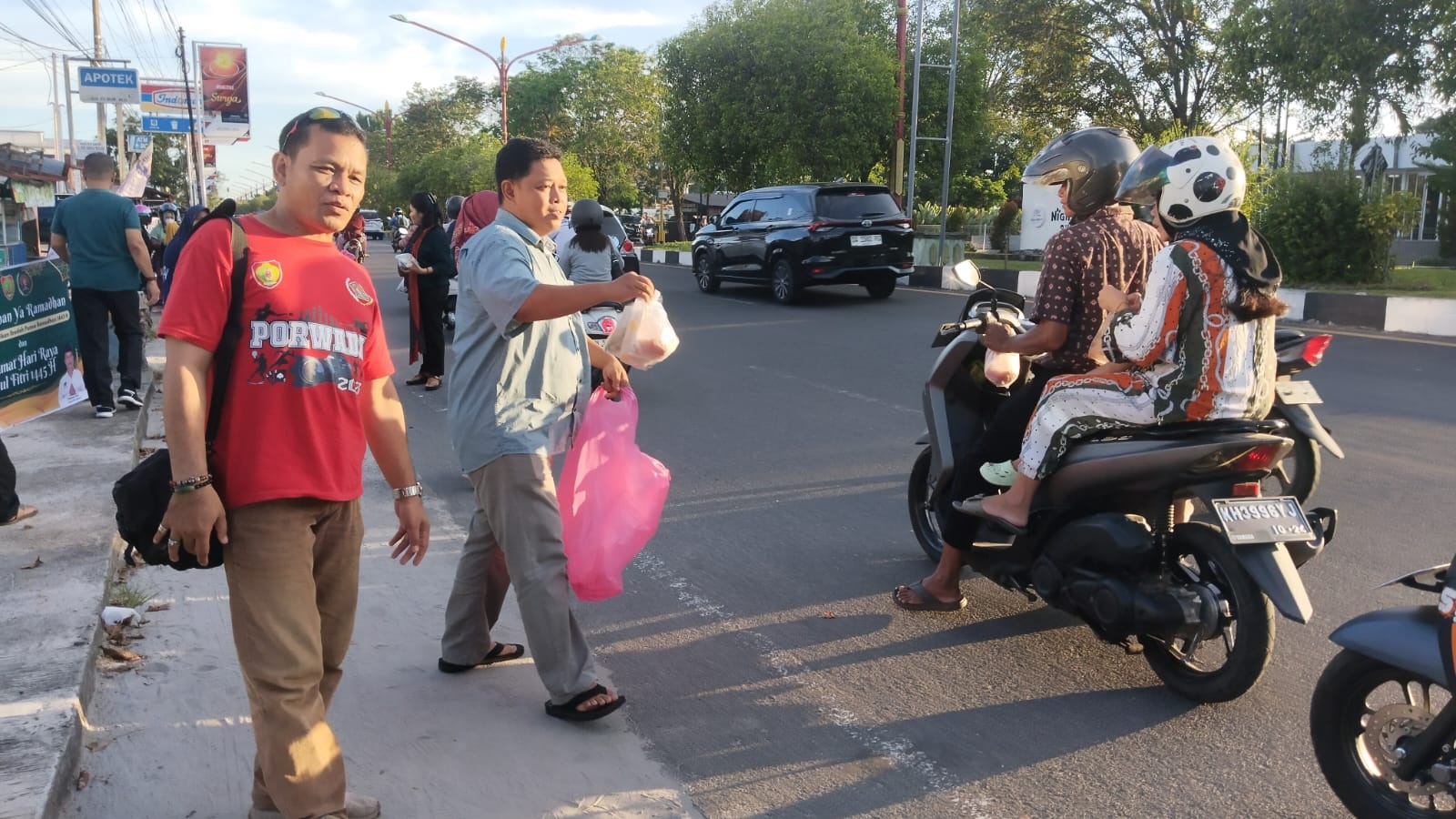 Persatuan Wartawan Indonesia Kalteng Berbagi Takjil Ramadan