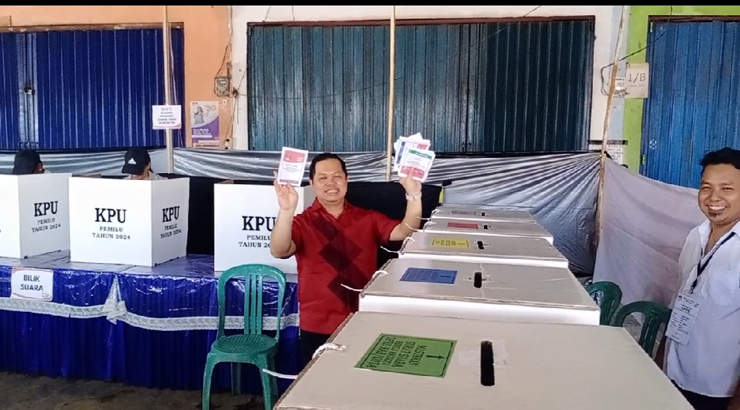 Wakil Ketua I DPRD Kapuas Coblos di TPS 008