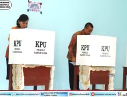 Pj Bupati Mura dan Istri Lakukan Pencoblosan di TPS 044