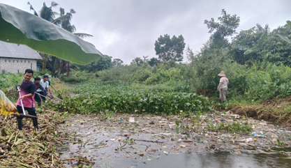 PUPR Kobar Turunkan Satgas Membersihkan Saluran Utama 