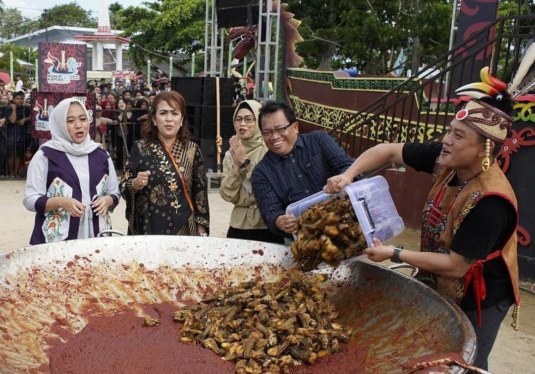 YouTuber Bobon Masak Habang Haruan di Kapuas