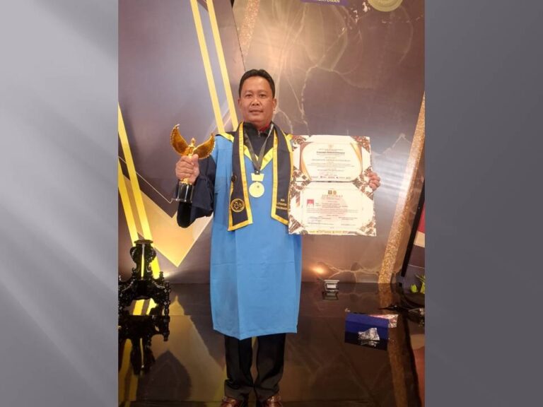 Lurah Padang Sukamara Raih Penghargaan dari BPHN Kemenkum Ham RI Lurah Padang Sukamara Raih Penghargaan dari BPHN Kemenkum Ham RI