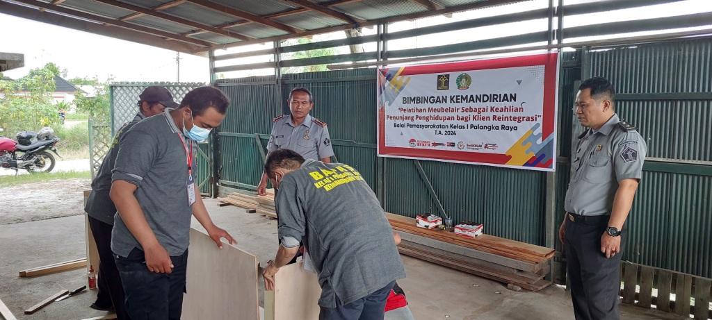 10 Klien Bapas Dilatih Meubelair