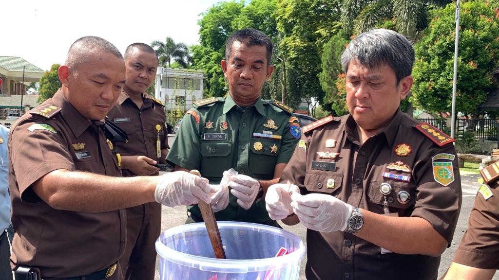 Kejari Palangka Raya Musnahkan Barang Bukti dari 85 Perkara