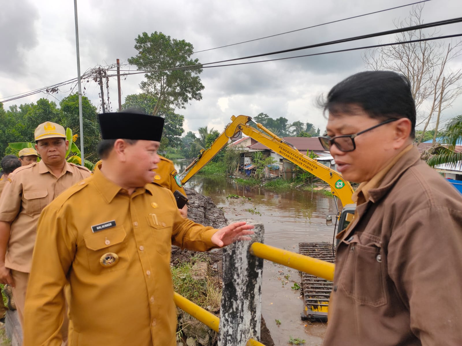 Bupati Pantau Proses  Normalisasi Sungai Mentawa