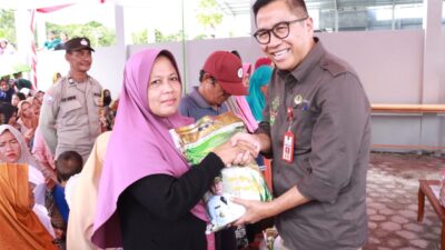 JELANG IDUL ADHA-Kepala Bappedalitbang Buka Pasar Murah di Pahandut Seberang