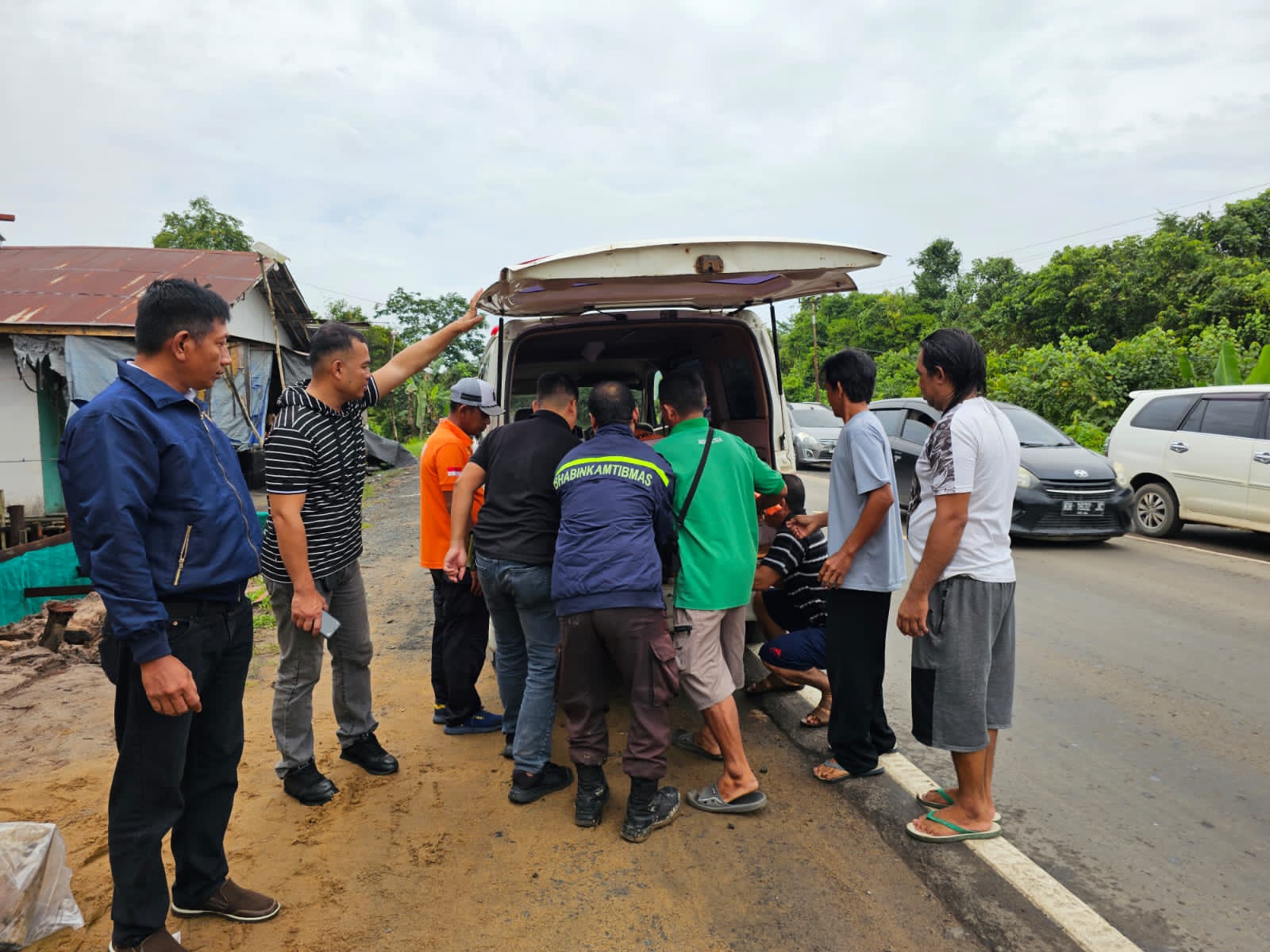 Pria Tak Dikenal Tewas di Bawah Rumah Warga