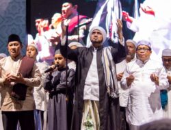 Ribuan Masyarakat Hadiri Kapuas Bersholawat Bersama Habib Syech Ribuan Masyarakat Hadiri Kapuas Bersholawat Bersama Habib Syech
