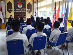 KPU Kobar Berikan Santunan untuk Anak Yatim Piatu KPU Kobar Berikan Santunan untuk Anak Yatim Piatu
