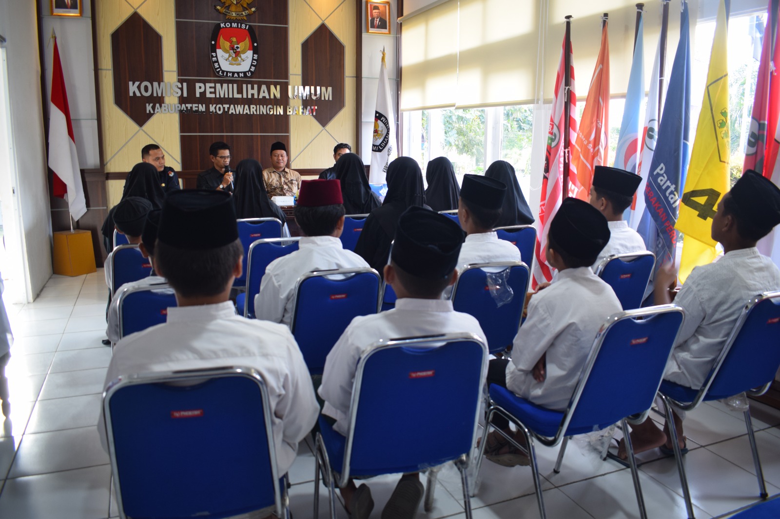 KPU Kobar Berikan Santunan untuk Anak Yatim Piatu