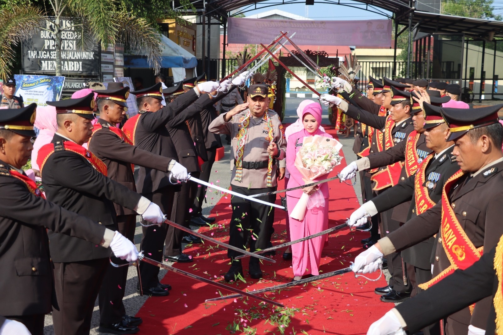 Kapolresta Baru Disambut Prosesi Adat Dayak dan Pedang Pora