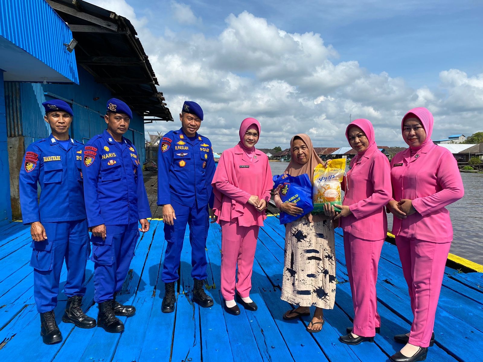 Satpolairud Kobar Gelar Baksos di Bantaran Sungai Arut
